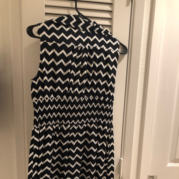 Cute casual black and white chevy zipper dress. - Picture 3 of 7